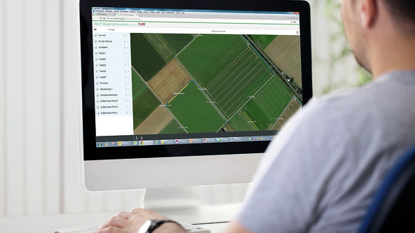 Landwirt sitzt vor dem Computer mit geöffneter VarioDoc Pro Anwendung