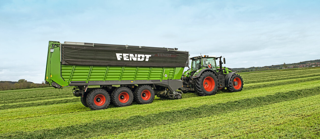 Fendt Traktor mit Fendt Tigo Ladewagen auf dem Feld