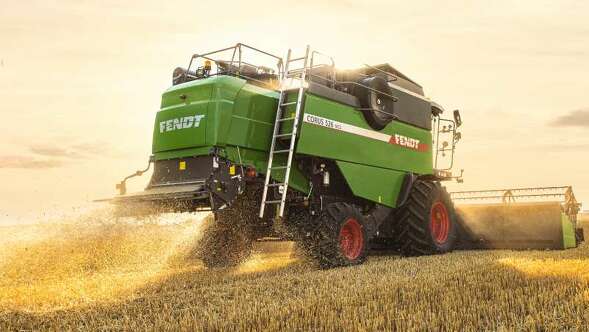 Fendt CORUS 526 beim Strohhäckseln im Sonnenuntergang