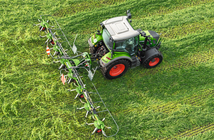 Drohnenaufnahme des Fendt Twister im Grünland