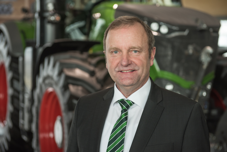 Andreas Loewel (Direktor Fendt Vertrieb Deutschland) vor einem Fendt Traktor