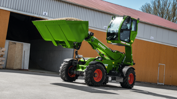 Der Fendt Cargo T740 mit einer vollgeladenen Schaufel als Anbaugerät