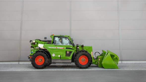 Der Fendt Cargo T740 steht auf einer Straße