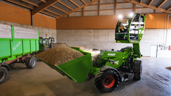 Der Fendt Cargo T740 während er wendet