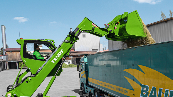 Der Fendt Cargo T740 mit hochgefahrener Kabine