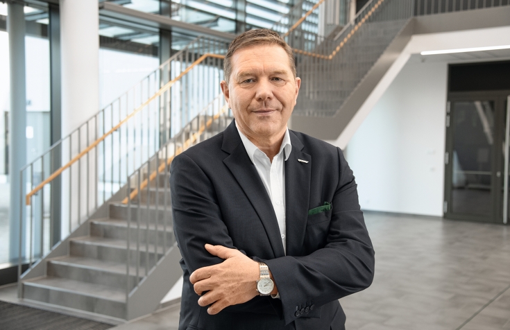 Christoph Gröblinghoff, Vorsitzender der Fendt Geschäftsführung, im Anzug vor einer Treppe