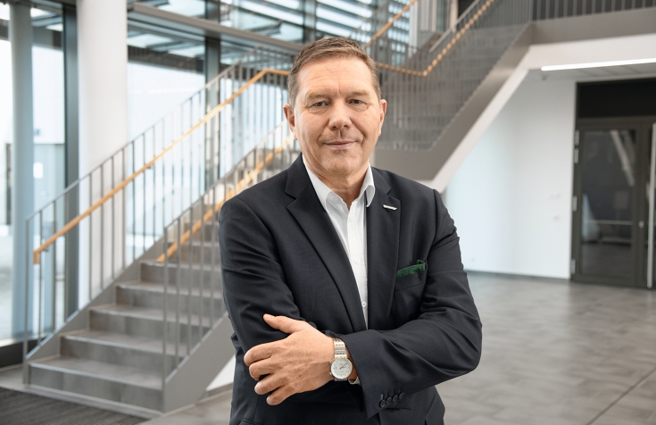 Christoph Gröblinghoff, Vorsitzender der Fendt Geschäftsführung Christoph Gröblinghoff, Vorsitzender der Fendt Geschäftsführung, im Anzug vor einer Treppe