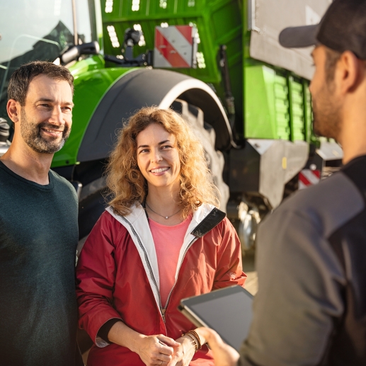 Ein Landwirtspaar besucht seinen Händler und Fendt Profi zum Gespräch über die Fendt Care Mitgliedschaft