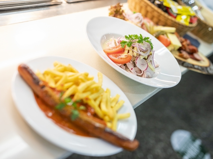 Essensangebot im Dieselross Restaurant, bestehend aus Currywurst, Wurstsalat und Brotzeitplatte.