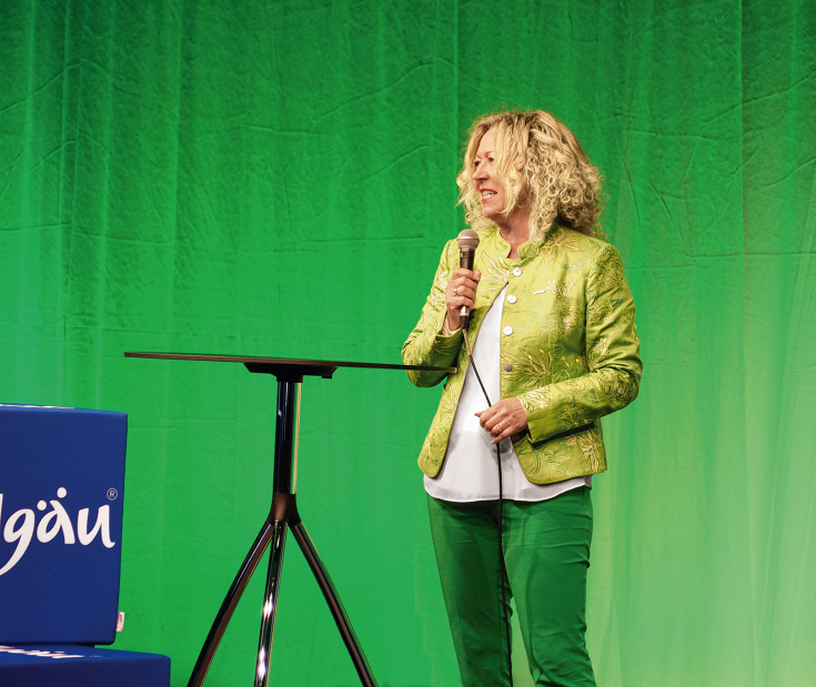 Ingrid Bußjäger-Martin (Geschäftsführerin für Finanzen und IT Fendt) spricht auf der Bühne der SmartProduction 2023 ins Mikrofon