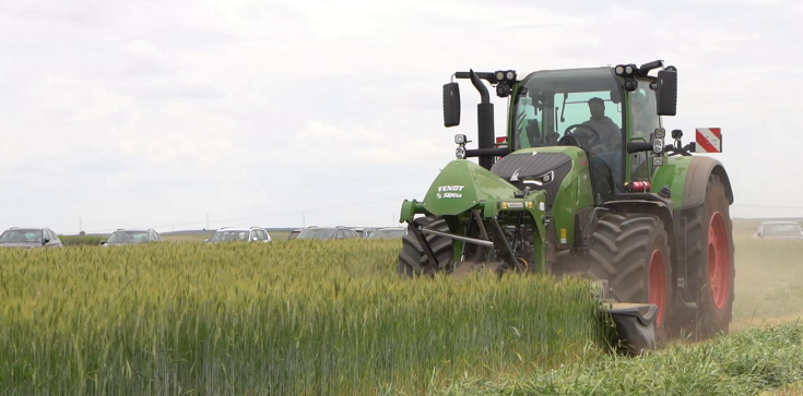 Fendt 700 Vario Gen7 Traktor mit Frontmähwerk Fendt Slicer 310 FQ RC im Einsatz