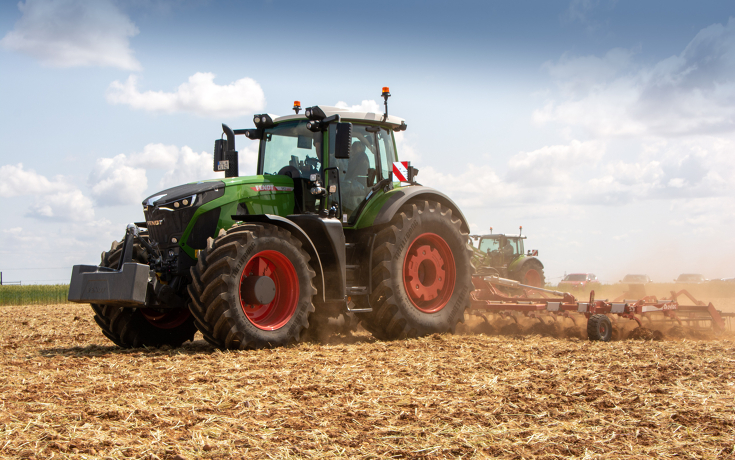 Ein Fendt 942 Vario im Feldeinsatz zur Bodenbearbeitung