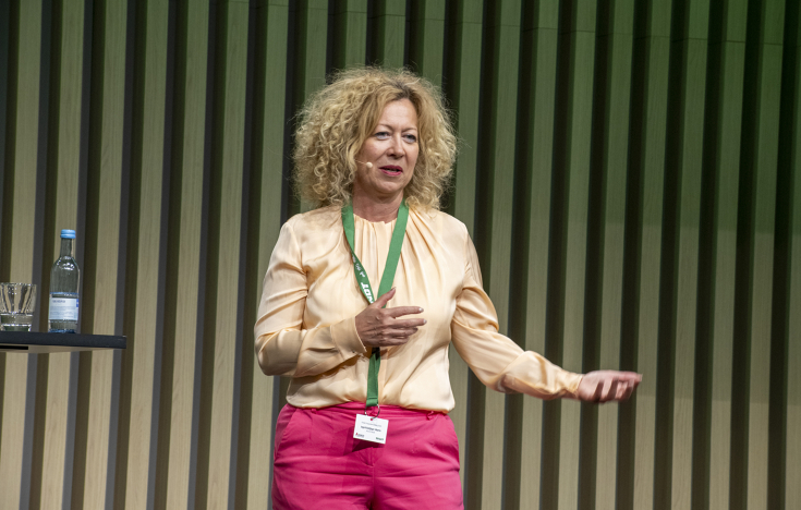 Ingrid Bußjäger-Martin (Geschäftsführerin für Finanzen und IT Fendt) spricht auf der Bühne des Fendt Frauenkarrieretag 2023