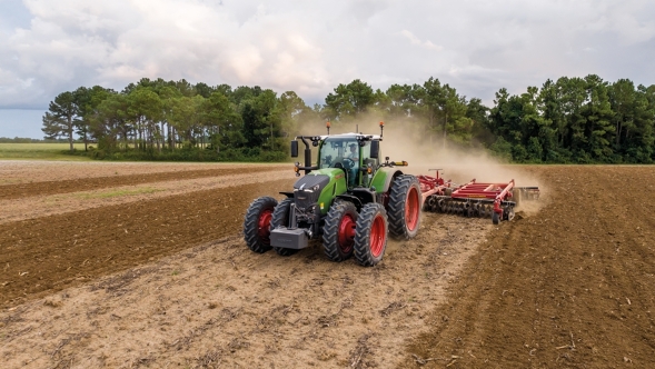 Fendt 700 Vario Gen7 Traktor fährt mit einer Scheibenegge auf dem Acker