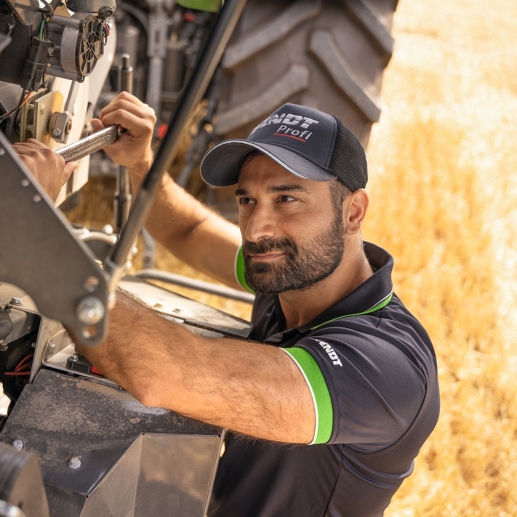 Fendt Servicemitarbeiter beim Ersatzteileinbau direkt auf dem Feld