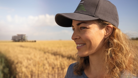 Fendt Landwirtin zufrieden bei der Ernte mit dem Ideal Mähdrescher