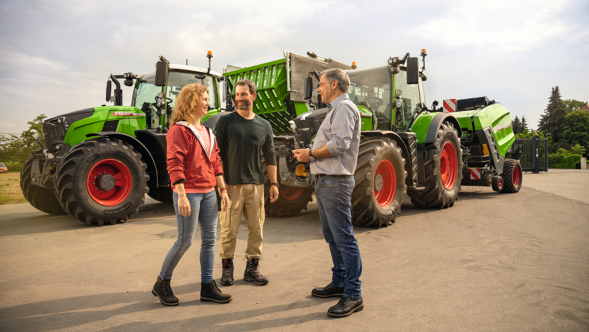Fendt Händler begrüßt Landwirtspaar zum Vorführservice von Fendt Traktor 700 Vario und Ladewagen Tigo
