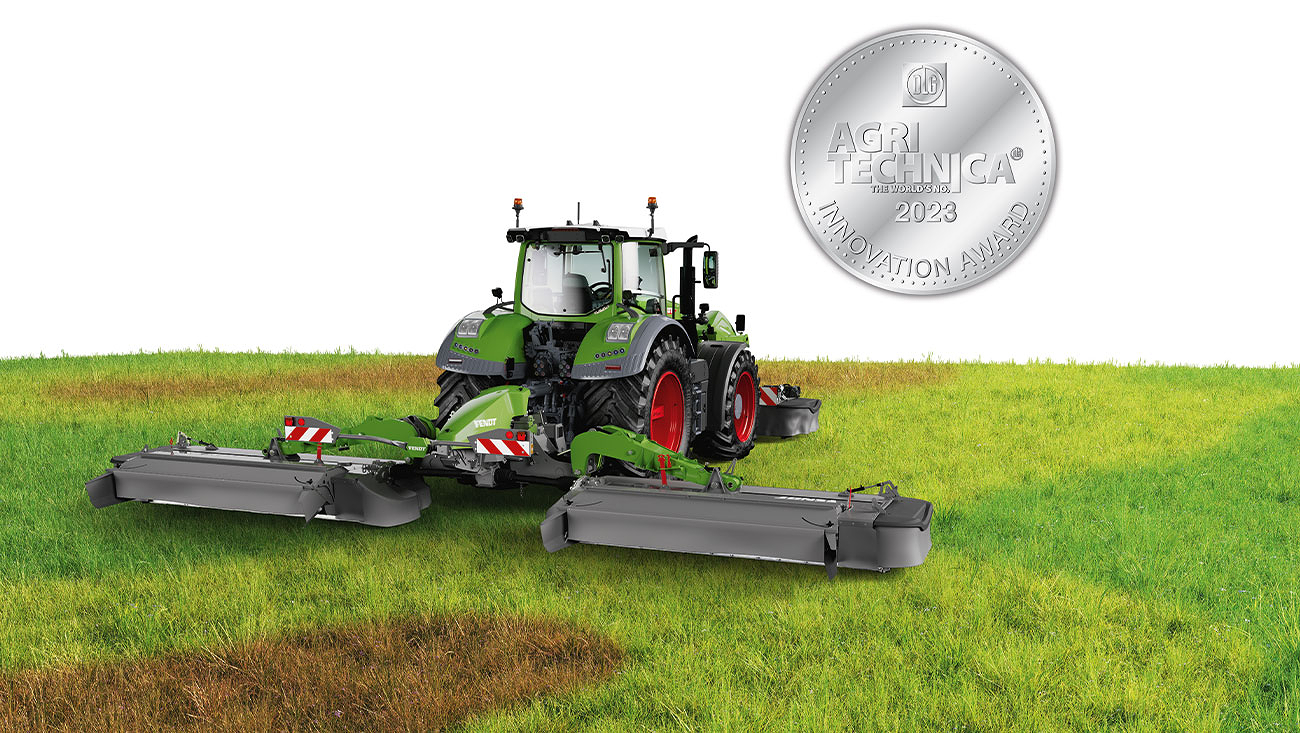 Fendt Slicer Mähkombination mit „Innovation Award AGRITECHNICA” Silbermedaille Fendt Traktor auf einer Wiese mit der Fendt Slicer Mähkombination mit „Innovation Award AGRITECHNICA” Silbermedaille