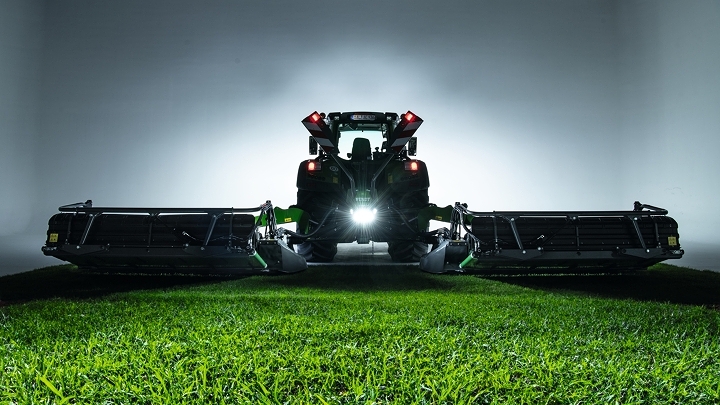 Ein Fendt Traktor steht mit einemrFendt Slicer 960/1010 Mähkombination auf dem Feld