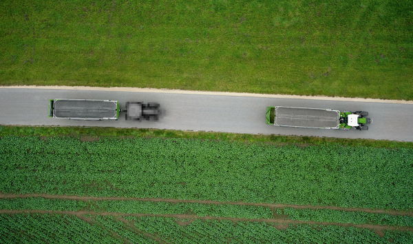 Fendt 728 Vario Gen7 PowerMix Fendt 728 Vario Gen7 mit Tigo auf der Straße mit Blick von oben