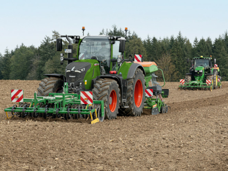 Fendt 728 Vario Gen7 mit Sämaschine im Acker