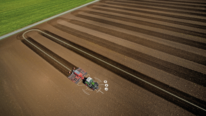Fendt Traktor auf dem Feld mit Fendt Smart Farming
