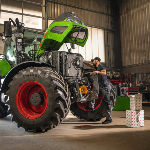 Ein Fendt Traktor 700 Vario Gen6 zum Checkup in einer Händlerwerkstatt