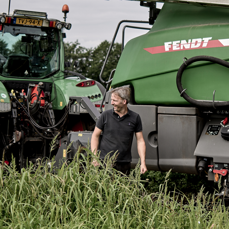 Der Landwirt Pieter van Leeuwen Boomkamp steht auf dem Acker vor seinem Fendt Traktor