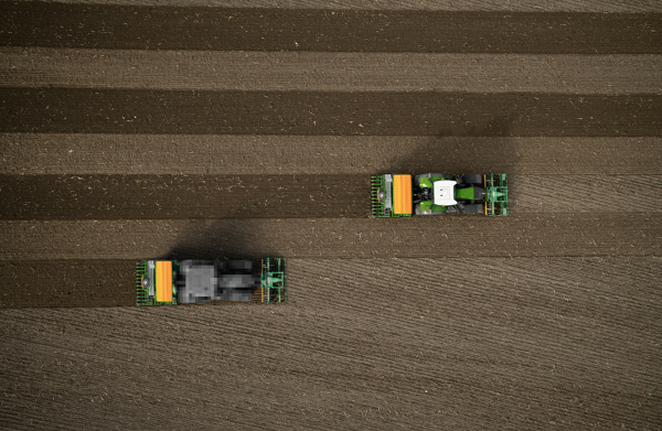 Fendt 728 Vario Gen7 mit Sämaschine im Acker mit Blick von oben