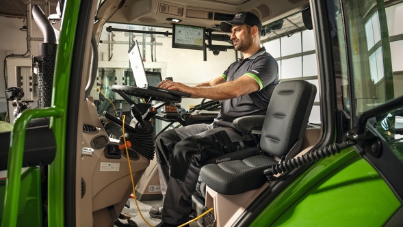 Fendt Profi auf dem Fendt Traktor in der Werkstatt und lässt eine FENDIAS Prüfung laufen