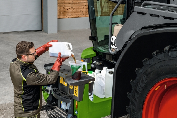 Landwirt füllt Pflanzenschutzmittel am Fendt Rogator 600 Gen2 auf