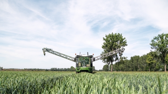 Fendt Rogator 600 Gen2 mit angewinkeltem Gestänge im Getreidefeld