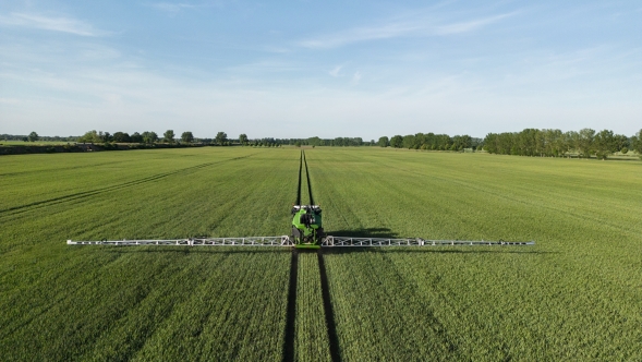 Drohnenaufnahme eines Fendt Rogator 600 Gen2 im Einsatz