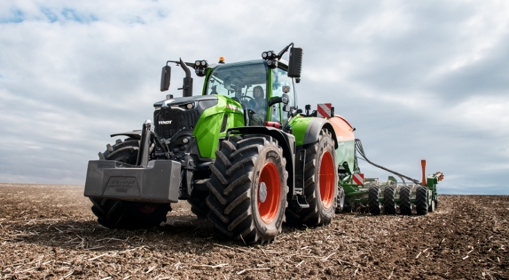 Ein Fendt 700 Vario Gen7 bearbeitet mit einer Sähmaschine das Feld.