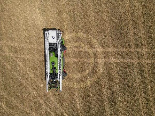 Vogelperspektive auf den Wenderadius des Fendt Rogator 600 Gen2 auf einem Feld