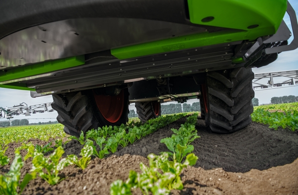 Reifen des Fendt Rogator 600 Gen2 in der Fahrgasse auf einem Feld