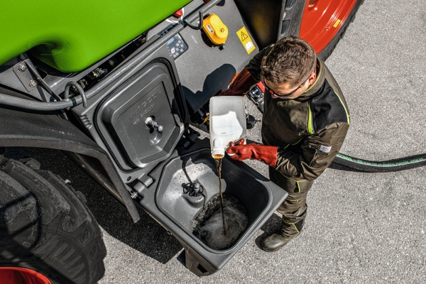 Landwirt befüllt Fendt Rogator 600 Gen2 mit Pflanzenschutzmittel an der Einspülschleuse