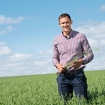 Landwirt Chris Ireland auf dem Feld