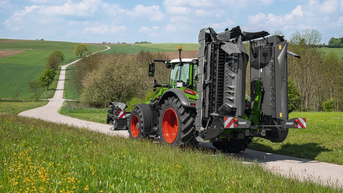 Sicher und standhaft ist das Fendt Slicer Heckmähwerk jederzeit auf dem Feld und auf dem Weg dorthin