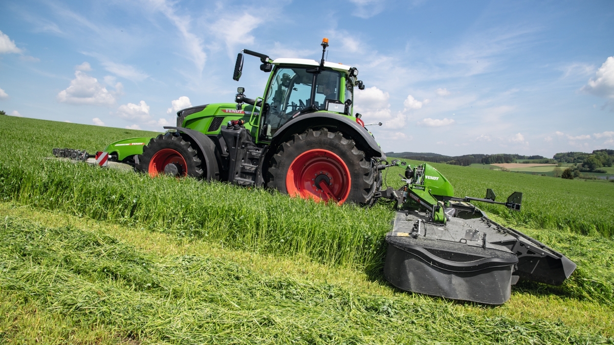 Fendt Slicer 860 KC Mähkombination im Feld bei der Ernte