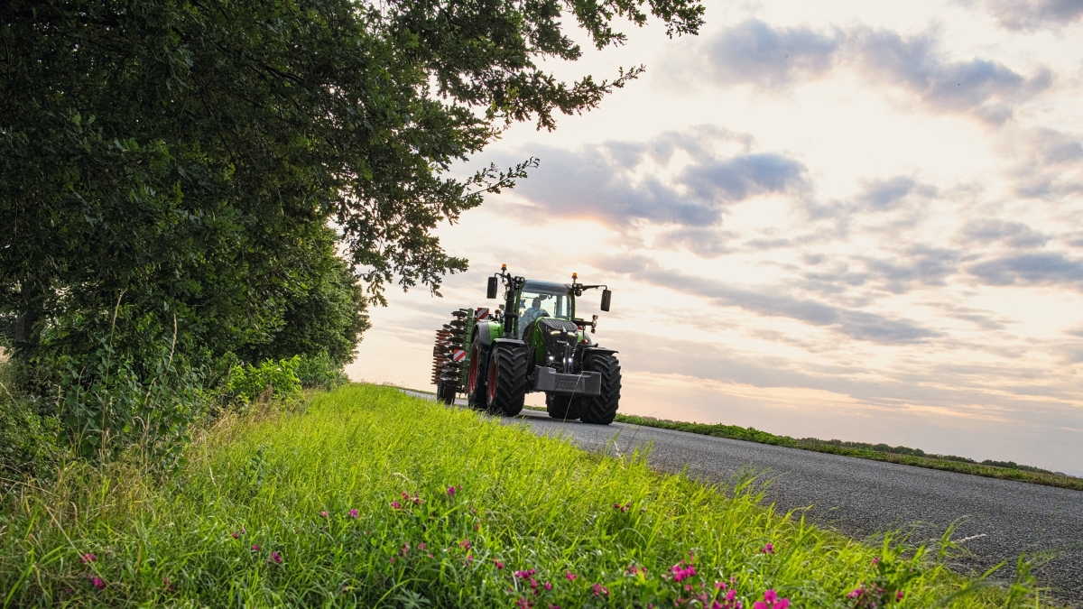 Ein Fendt 700 Vario Gen7 fährt mit einem Amazone Grupper auf der Straße.