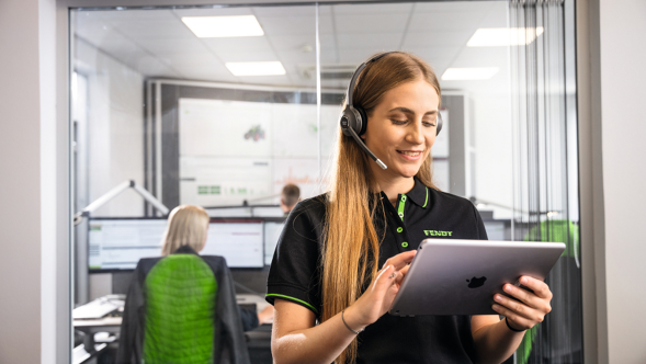 Einblick in das Büro der Fendt Remote Servicemitarbeiter vor Bildschirmen