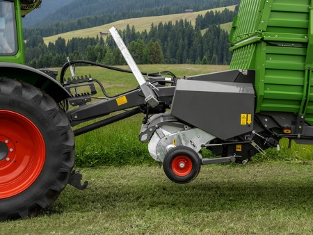 Ansicht eines Fendt Tigo Ladewagen Knickdeichsels für Bodenfreiheit beim Ein- und Ausfahren an Feld- und Wiesenwegen.