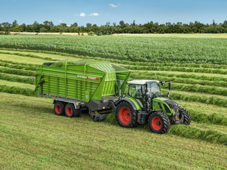 Fendt 500 Vario Traktor mit Fendt Tigo Rotorwagen beim Grassammeln auf einer Wiese