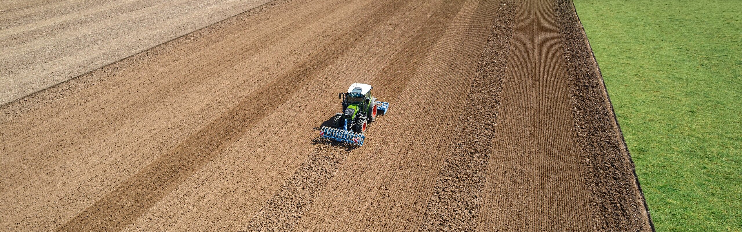 Fendt 200 Vario aus der Vogelperspektive auf dem Feld
