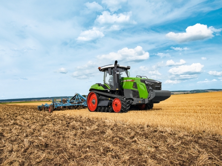 Ein Fendt 1100 Vario MT fährt mit einem Lemken Grubber auf dem Acker.