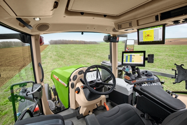 FendtONE Fahrerarbeitsplatz Fendt 1000 Vario Nahaufnahme der Fendt 1000 Vario Kabine mit FendtONE Fahrararbeitsplatz.