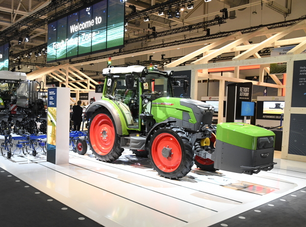 Fendt mit e-Vario Weeder Konzept auf der AGRITECHNICA 2023.
