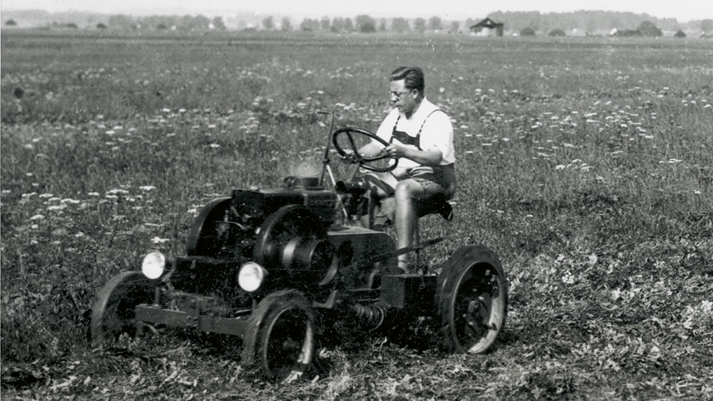 Historisches Fendt Foto in schwarz-weiß mit Dieselross Vorläufer im Feld
