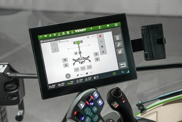 ISOBUS-Integration für intuitive Steuerung Nahaufnahme eines Fendt Terminals mit ISOBUS Einstellmöglichkeiten.